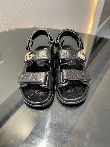 2025夏季新款Gucci高端精品 古驰早春系列G G压纹皮饰双Gg金扣沙滩凉鞋轻便魔术贴休闲时尚凉鞋！原版1:1复刻， Gucci 现代设计美学探索独特匠心之