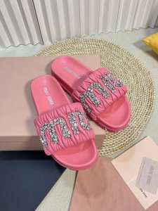 Miumiu 缪缪新款 钻扣拖鞋 高品质闭眼入 采用羊皮 真丝鞋面 人工缝线褶皱 弹力皮垫脚更加柔软舒服 施华洛世奇水钻扣 巨闪 原版高密度发泡大底 size: