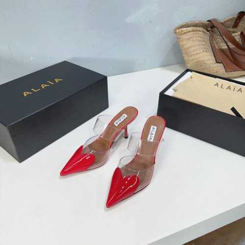 高品质出厂 ！小众潮牌独最新爆品小红书火推 AlAIA24春夏新款爱心胶片尖头细跟后空凉拖系列推出 无数的名设计师都把他看作“DesignerofDesigne