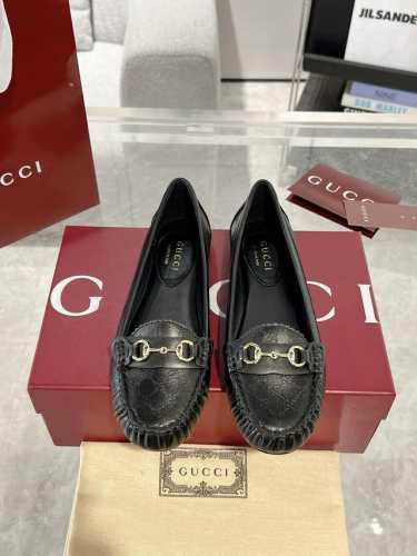 Gucci 饰马衔扣女士平底芭蕾鞋 衣橱必备单品优雅焕新。这款设计以优质迷你Gg绒面材质匠心打造，巧妙融合品牌经典传承与现代精致魅力。经典马衔扣细节以闪亮的银色