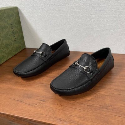 gucci 男士一脚蹬饰饰马衔扣男士驾车鞋驾车鞋豆豆鞋 历经时间洗礼的马衔扣元素如今已成为品牌经典元素，旨在致敬品牌马术本源。在这款牛皮革驾车鞋上，该符号元素以