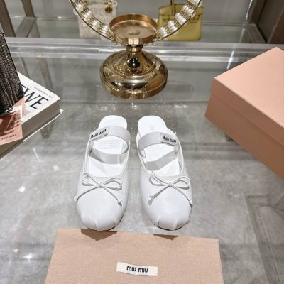出厂 Miu Miu 25春夏蝴蝶结包头拖新款上新 个性小圆头非常百搭，时尚潮流 太适合我了，穿着不累脚 绝对入手不亏的一双！ 进口原版羊皮真丝面料，羊皮内里脚