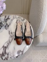 出厂价p Valentin*新款蝴蝶流苏后空鞋 蝴蝶结元素甜美又减龄 让人眼前一看 简直就是甜美酷酷的完美适配 可盐可甜 我的梦中情鞋 鞋面原版小牛皮 内里垫脚