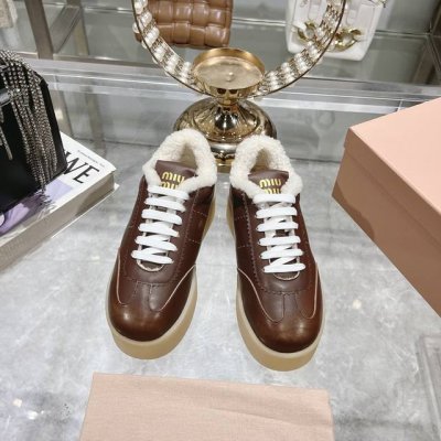 出厂 Miu Miu 24ss 缪缪厚底饼干底 24ss 春夏新款英伦风系带 小白鞋 休闲鞋 MiuMiu秀场适当独一无二的擦色工艺工艺来自Miu Miu系列的