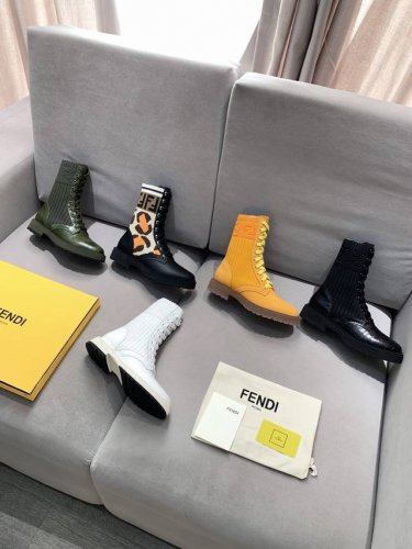 Fendi 新款中桶靴子 Forever Fendi系列 复古拼接 芬迪马丁短靴 原板一比一 码数35-40码 。 34和41码订制