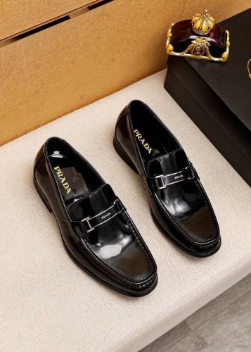 商品商标：Prada 普拉达 休闲皮鞋 正码码数: 38-44 45订制 商品材料：精选 进口头层开边珠牛皮鞋面+原版五金扣，进口水染牛皮内里。强烈立体视觉效果
