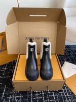 代购级羊皮里 羊毛里 官网同步飞机盒 Louis Vuitton路易威登 网红，大明星走秀新款 一脚蹬短靴 休闲百搭时尚潮流款，上脚舒适 搭配路易威登标识点缀亮