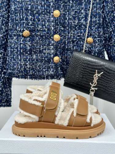 厂价 Dior 迪奥24S秋冬新品 毛拖毛鞋凉鞋系列 简约大气时髦 耐看不过时 是时尚圈永不退潮的经典所在 经典字母LOGO五金点缀 懒人百搭增高必备款！ 面料