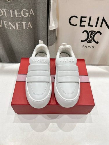 高版本出厂 Rogervivier RV 2024ss新款Viv Golf钻扣小白鞋 面包鞋 梦中情鞋RV钻扣小白鞋！轻运动风潮来袭，简便运动鞋以鞋底花型图案令
