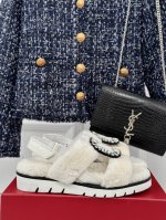 厂价 roger vivier RV24s秋冬新品 厚底方扣钻扣系列毛毛凉拖 这季的毛毛凉鞋实在太好看了 秋冬喜爱软呼呼的 +施华洛水钻 轻盈又增高 真是小个子