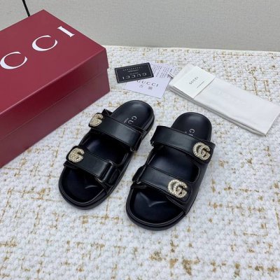 出厂 高版本 Gucci 夏季最新款凉鞋，拖鞋，沙滩鞋 百搭M多裙子 裤子，网红搭配不同颜色袜子穿也超级洋气 Gucci原版牛皮面 双G水钻Logo Tpu防滑