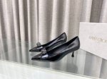 Jimmy Choo2025Ss.初春新款元宝水滴跟。 优雅与奢华完美融合 搭配大衣高级感满满。 1面料: 裸色漆皮，黑色漆皮 2内里： 进口意制小羊皮 超级柔