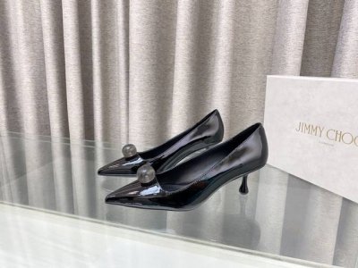 Jimmy Choo2025Ss.初春新款元宝水滴跟。 优雅与奢华完美融合 搭配大衣高级感满满。 1面料: 裸色漆皮，黑色漆皮 2内里： 进口意制小羊皮 超级柔