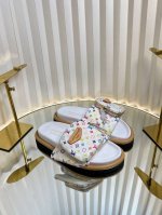 Lv 2025爆款 浮雕Logo 压花 凉拖鞋 pool pillow Comfort 平底凉拖取材科技织物 以高频压印技术重绎 Monogram 图案 柔软加