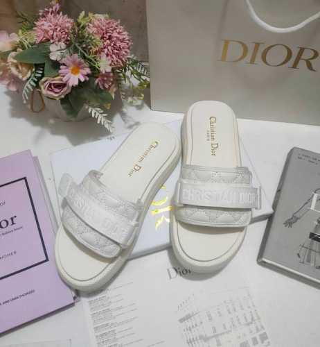 Dio*R春季新色 2024年春夏复古电绣拖鞋 今年就数它是最耀眼的单品，原版开模大底+，立体刺绣，高密度刺绣工艺，针法细腻，公主范十足。 Size：35-39