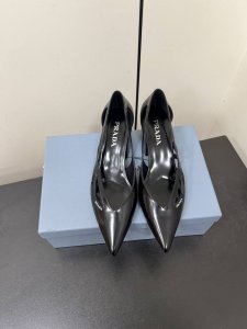 Prada 25ss 早春新款绝美尖头跟鞋 时尚界久违的极简之美经典时尚配色 毫不费力的优雅风来袭 时髦 精致 绝美 包头尖头 开边珠外穿时尚气质简约新款日常拖