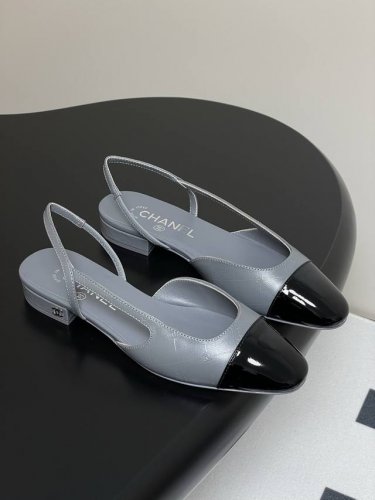 Logo滴胶 25Fw新款Chanel小香最新滴胶后空Sling-Back凉鞋平底 粗跟 sling-Back于1957年问世,之后Two-Tone设计成为Ch
