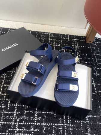 代购级 Chanel Ss25 小香25春夏魔术贴凉鞋！ 这种发泡底的鞋子，柜柜里每年换着版面出！ 你还别说，脚感轻若无物，造型感很好，时髦哦！ Size：#3 - 点击图像关闭