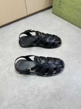 Gucci 古驰 -高端品质 原单凉拖鞋 -鞋面：纳帕小牛皮、品牌图腾Pvc皮料、品牌金属扣件 -内里：水染牛皮，垫脚；纳帕牛皮空压品牌图腾 -大底：超轻Tpr - 点击图像关闭