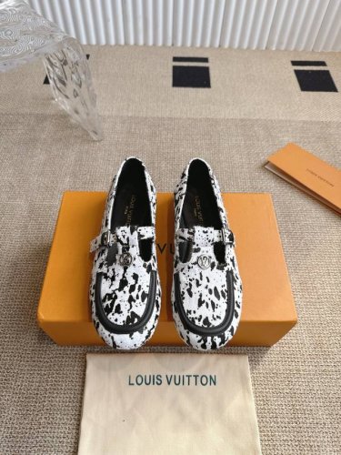 Lv Soho 玛丽珍平底乐福鞋 本款 Soho玛丽珍平底乐福鞋为绒面牛皮革铺陈瞩目豹纹印花 以 L Cirde 标识点缀1字鞋面 再以精致皮革饰边完善轮廓 方