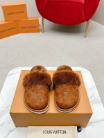 女款 L’V Cosy Comfort平底毛拖采用绒面牛皮革包裹舒软羊毛皮革内衬，以韧性鞋垫和轻盈微型外底升级舒适体验。装饰彰显考究质感，恰似经典Twist手袋