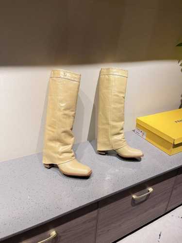 FENDI 芬迪 24ss秋冬新款 木纹粗跟 裤筒靴 长靴 芬迪木纹粗跟设计灵感改创于今年秀场的主推系列鞋履。 近两年最流行的方头元素，靴子的裤筒工艺 木纹喷涂