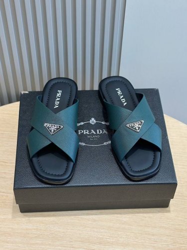 Prad 真皮底p: Size:39-45 38.45定做 普拉达最新拖鞋官网同步-真皮大底 这款拖鞋以品牌独特的标志性saffiano牛皮打造，品牌徽标跃于双