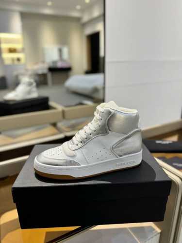 价格： 情侣款高版本 YSL SAINT LAURENT 春夏最新爆款休闲系列 圣罗兰 ，原版购入 一比一复刻 ，新鲜血液注入加休闲复古的设计，超好看百搭，鞋面