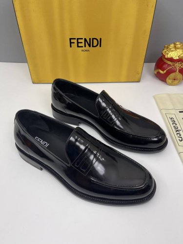 新品 Fend* 芬-迪 O’Lock乐福鞋皮鞋，采用进口牛皮 Ff提花布料 开边珠 打造 鞋面有显眼的手工缝线，鞋面饰有Fend* O'lock金属扣细节。黑
