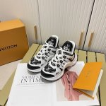 出厂 Louis Vuitton 路易威登 顶级专柜 官网首发 三个新配色 Lv顶级休闲运动老爹鞋 大胆的前卫设计上富有个性的波浪形大底，风骚整个时尚圈，超符合