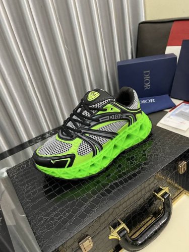 出厂价Pp： Dior 迪奥 -高端品质 原单休闲运动鞋 -鞋面：丝绸小牛皮.高周波品牌图腾、品牌网布布匹、鞋舌塑胶品牌Logo、后跟高周波品牌Logo -内里