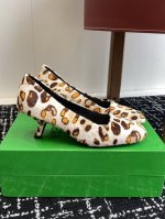 代购级 Bottega Veneta 25ss 新款BV 马毛 矮跟 单鞋系列单品优雅材质运用在鞋履上知性优雅干练，满满的高级感小方头设计美美哒 舒适高端 让出