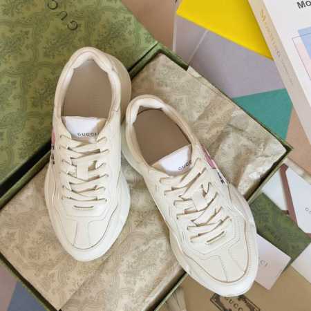顶级版本 情侣款 Gucci古驰G家 Rhyton系列 最新蛇年限定 老爹鞋 情侣款 厚底 休闲 运动鞋 原版购入开发 做货 Rhyton系列推出全新象牙白色皮 - 点击图像关闭