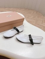 缪缪 Miumiu新款芭蕾舞鞋仙女款 以芭蕾的灵动意韵融于日常，以现代笔触刻画舞鞋经典轮廓 从经典日式鞋履汲取灵感 简而不繁适合多种造型，步履之间灵动时髦。渔网