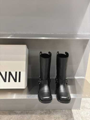 Ganni 24 AW #顶级版本 复古风多了一丝野性 自带狂野的雅痞风和潇洒的气质 鞋型完美修饰腿型 随意搭配都简洁飒爽干练 鞋面：定制进口牛皮 内里：定制进