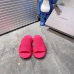 出厂 Balenciag* 巴黎世家拖鞋 升级版推出Speed 2.0 版本全新袜子鞋拖鞋 原厂货 绝非通版 2.0版的袜子部分可以把脚背和脚踝完全包裹起来 鞋