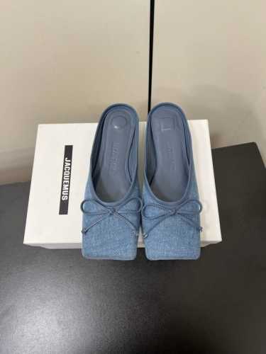 Jacquemus25春夏新款方头鞋蝴蝶结半拖 单鞋！ 方头设计真的好时髦！牛仔裤 小裙子搭配不在话下！可可爱爱没有脑袋 四方方的 时髦精必入的一款！ 流行的方
