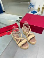 Valentino华伦天奴新品 高版本24Ss米兰春夏坡跟铆钉拉菲草缕空后跟凉鞋！ 延续经典铆钉带子设计. 上脚真心美丽奢华. 演绎全新时尚魅力. 深得海内外知
