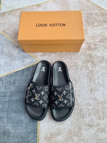 lv 路易威登 25Ss春夏新品拖鞋 主打最新款 硬货上新 代购级别 高级感十足 国内外博主刷爆的一款 复古又时髦 上脚美炸了 官网主推款 春夏必备 鞋面 原版