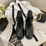p直销 女鞋 女装 女鞋 女装 女鞋工厂P * 20A早秋 高级手工坊系列！ 专柜级版本 这季最值得入手的机车系列，特有的金色皮条大Logo完美的增添了它的低调