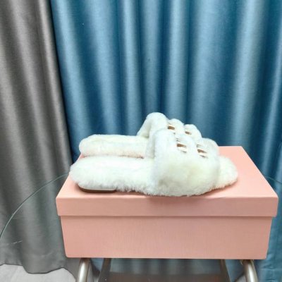 矮跟 羊毛拖 凉鞋Miu Miu 缪缪，全球各大代购官网火爆上市. 2024走秀场曝光 、非常留行的美拉德配色平底跟鞋， 秋冬必备，全羊毛 软软滴~真舒服 材质