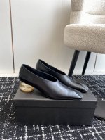 代购级 JIL sander 小众潮牌 24春夏超现代主义水晶透明跟 方头系列单鞋 凉鞋！这款现代风格凉鞋醒目吸睛，微风轻轻吹过，脚下的每一步都应该轻盈而自在。