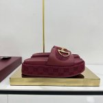出厂价p 2025Gucci 古奇夏季最新D字浅金马衔扣新品厚底防水台露趾一字拖鞋厚底 Gucci大D半马衔扣凉鞋 坡跟厚底防水台露趾凉鞋 鞋柜必备款 原版套楦