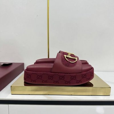 出厂价p 2025Gucci 古奇夏季最新D字浅金马衔扣新品厚底防水台露趾一字拖鞋厚底 Gucci大D半马衔扣凉鞋 坡跟厚底防水台露趾凉鞋 鞋柜必备款 原版套楦