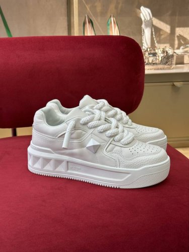 出厂 valenti No Ss23 New Arrival v家 厚底情侣款运动鞋 小牛皮鞋面 质感拉满 上脚真的超好穿又很舒服的 自带增高6公分 而且比往常