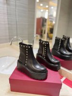 出厂价 VALENTINO GARAVANI UNIQUEFORM小牛皮防水台踝靴 -0.8x0.8厘米金属工艺效果处理铆钉 - 橡胶鞋底，背面装饰VLOGO