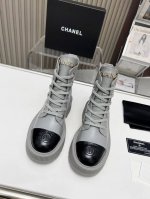 出厂价Pp： 元 秋冬新款Chanel 香奈儿 踝靴原版开模 绑带设计穿脱超级方便，鞋头Logo电绣 鞋舌也是品牌Logo 面料：牛荔枝纹 内里 垫脚：牛里 采