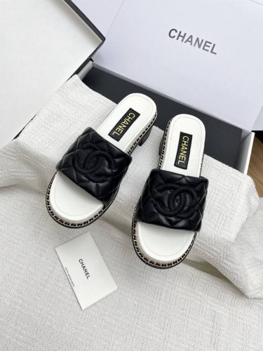 只有三色 飞机盒10 顶级版本代购级Chanel香奈儿2025早春新款双C链条粗跟拖鞋 专柜简直疯抢了，质感上脚是非常柔软舒服的。经典的黑白配，超级百搭。 面料