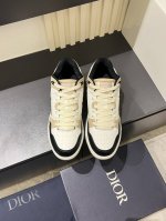 Dio* 中帮B27休闲运动鞋 这款 B27 高帮运动鞋是该系列新品 延续 Di*R的经典款式 采用灰色和白色光滑牛皮革精心制作 侧面饰以米色和黑色 Obliq