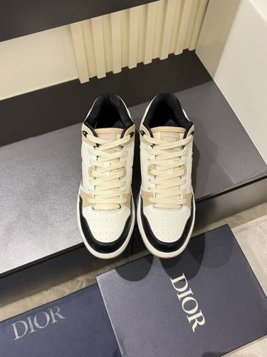 Dio* 中帮B27休闲运动鞋 这款 B27 高帮运动鞋是该系列新品 延续 Di*R的经典款式 采用灰色和白色光滑牛皮革精心制作 侧面饰以米色和黑色 Obliq